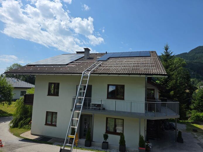 Photovoltaik-Dachanlage an einem Einfamilienhaus