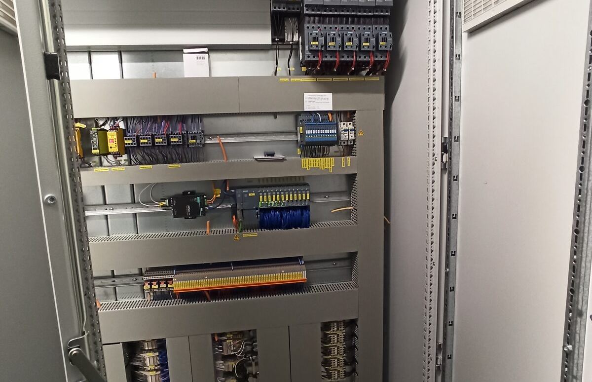 Neu aufgebauter Steuerungsschrank im Werk Klagenfurt